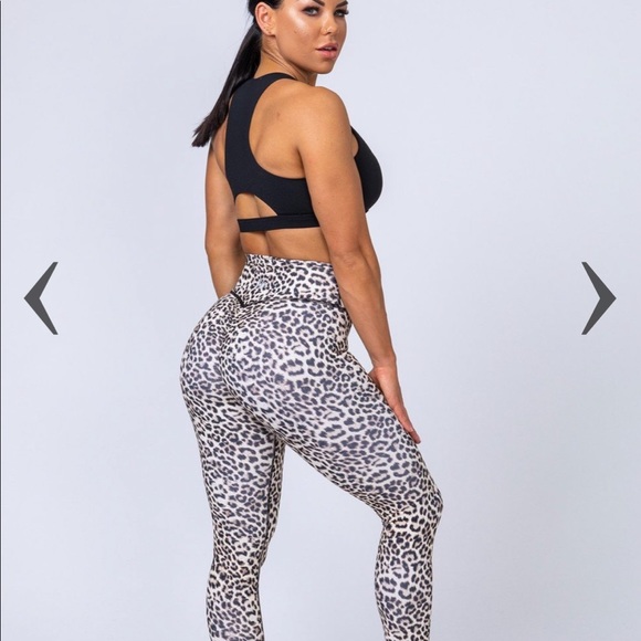 ***SOLD*** Yellow Leopard Scrunch bum leggings - Picture 4 of 9